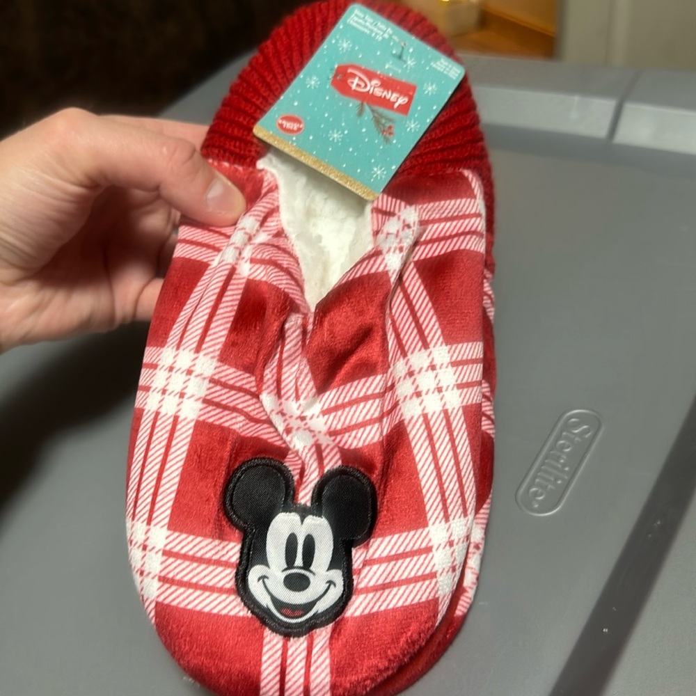 DISNEY MICKEY SLIPPER SOCKS: RED/WHITE: NEW WITH TAGS: SHOE SIZE 4-10